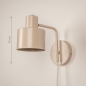 Foto 75158-1: Beigefarbene Metallwandleuchte mit beigem Kabel und Stecker