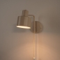 Foto 75158-4: Beigefarbene Metallwandleuchte mit beigem Kabel und Stecker