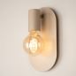 Foto 75159-7 schuinaanzicht: Beige Fitting Wandlamp – Uniek Design met Ovale Wandplaat