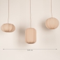 Foto 75176-1 maatindicatie: Japandi hanglamp met drie verschillende lampionnen van beige stof 