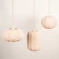 Foto 75176-11 niet_in_feed: Japandi hanglamp met drie verschillende lampionnen van beige stof 