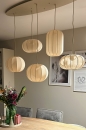 Foto 75179-21 sfeerfoto_uit: Grote japandi hanglamp met vijf lampionnen van beige stof en ovale plafondplaat