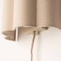 Foto 75181-15: Scalloped wandlamp van beige stof met snoer en stekker 