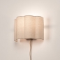 Foto 75181-2: Scalloped wandlamp van beige stof met snoer en stekker 