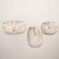 Foto 75209-12 niet_in_feed: Beige hanglamp met drie open kappen aan rechte balk