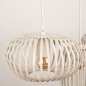 Foto 75209-18 detailfoto: Beige hanglamp met drie open kappen aan rechte balk