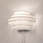 Foto 75274-2: Witte wandlamp van stof in halfrond design met snoer en stekker