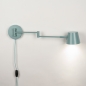 Foto 75326-4: Grün-blaue Wandleuchte mit verstellbarem Gelenkarm, GU10-Fassung sowie Kabel und Stecker