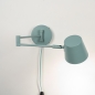 Foto 75326-6: Grün-blaue Wandleuchte mit verstellbarem Gelenkarm, GU10-Fassung sowie Kabel und Stecker