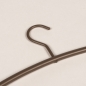 Foto 75454-3: Brauner Kleiderbügel aus Edelstahl mit drehbarem Haken