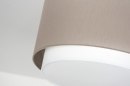 Foto 87179-5: Moderne plafondlamp voorzien van een dubbele kap in de kleuren taupe / wit.