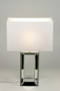Foto 88221-1: Grote tafellamp voorzien van een spiegelvoet en een witte, stoffen kap.