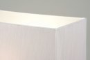 Foto 88221-8: Grote tafellamp voorzien van een spiegelvoet en een witte, stoffen kap.
